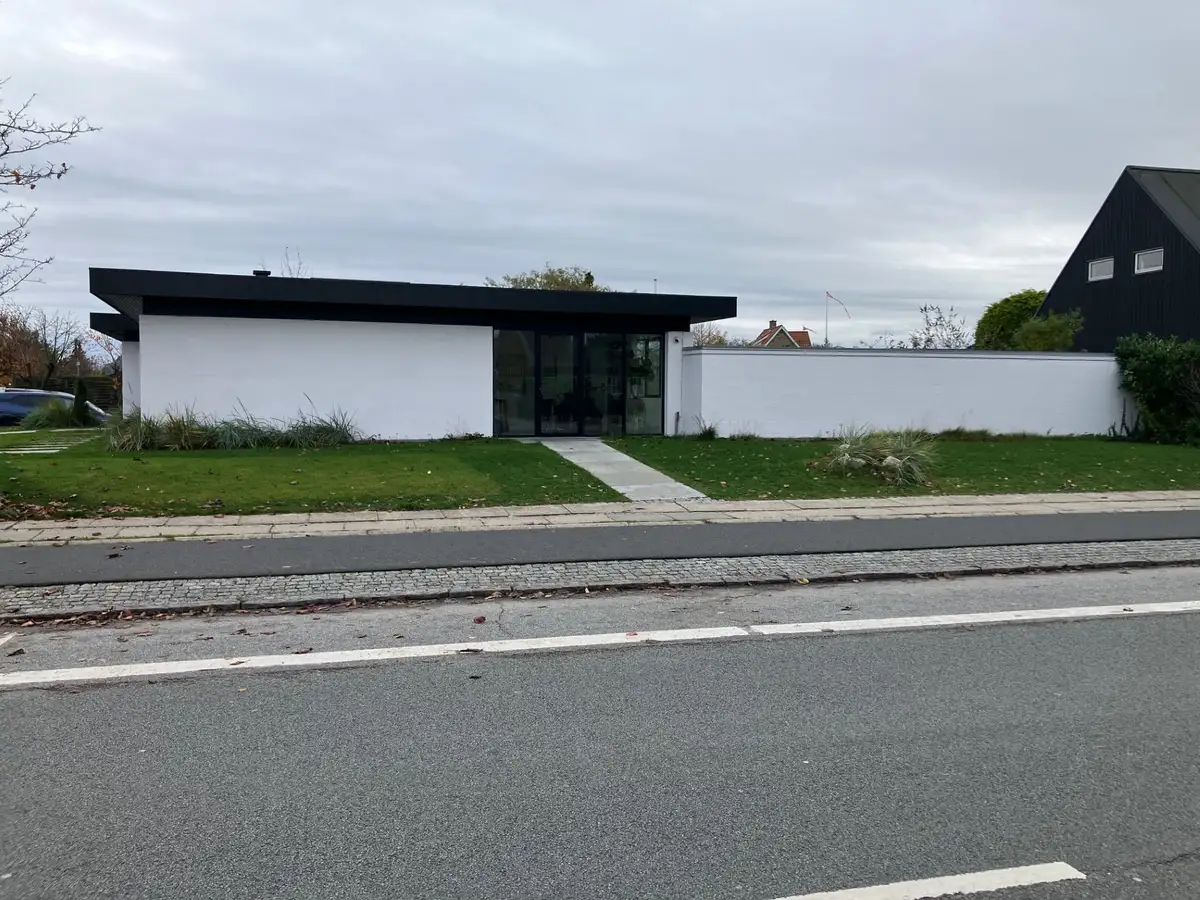 Totalrenovering efter brand Risskov, huset set fra vejen (1 af 3)