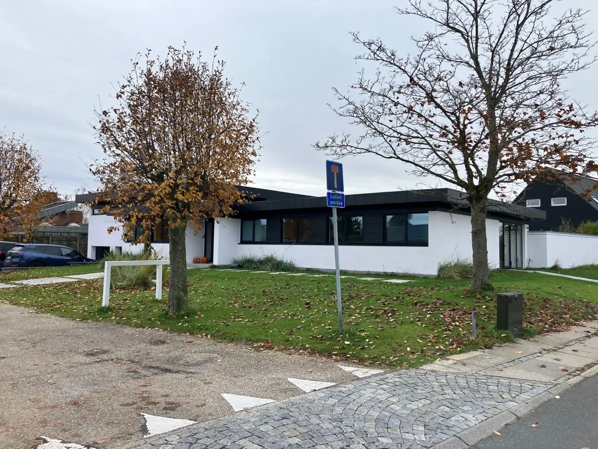 Totalrenovering efter brand Risskov, huset og indkørslen (2 af 3)