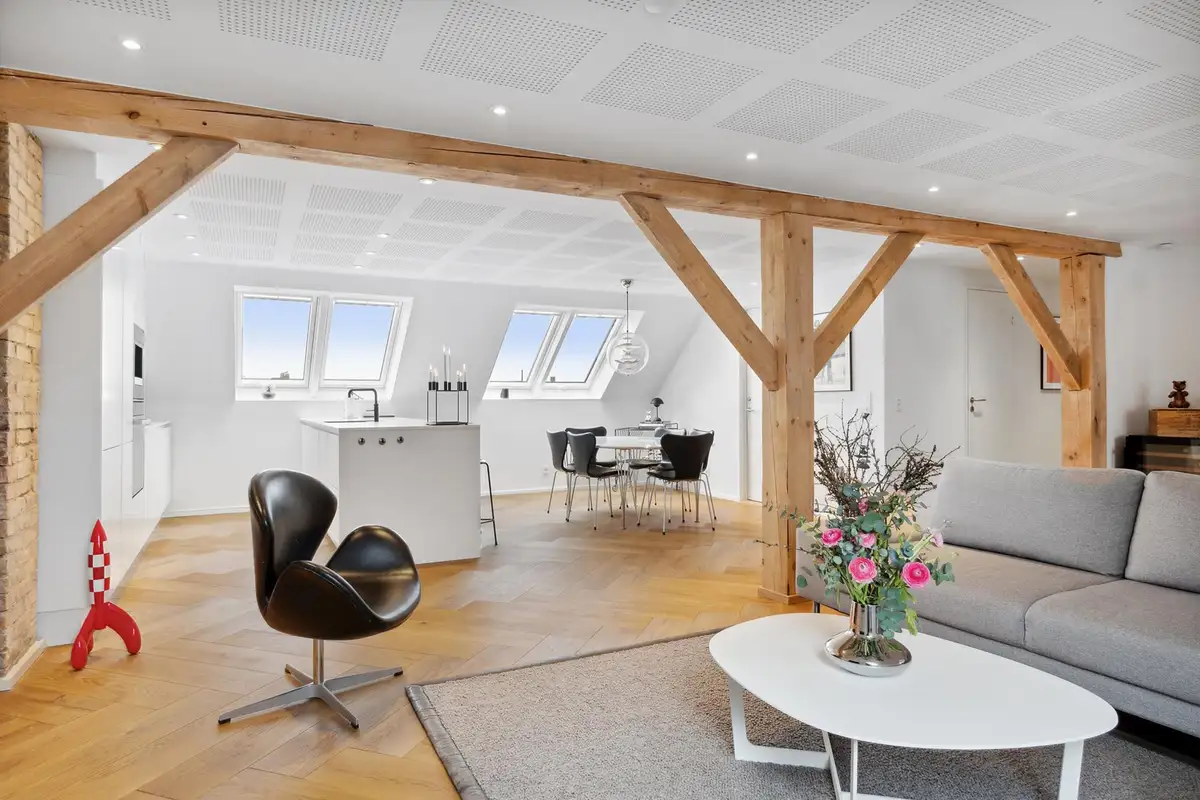 Total renovering af lejlighed, stue med lænestol og sofabord (16 af 16)