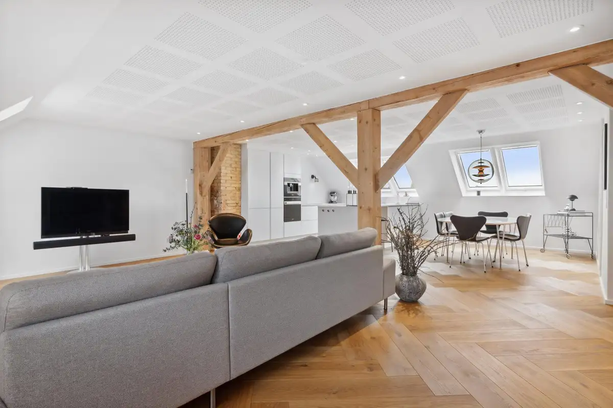 Total renovering af lejlighed, stue med sofa og synlige bjælker (9 af 16)