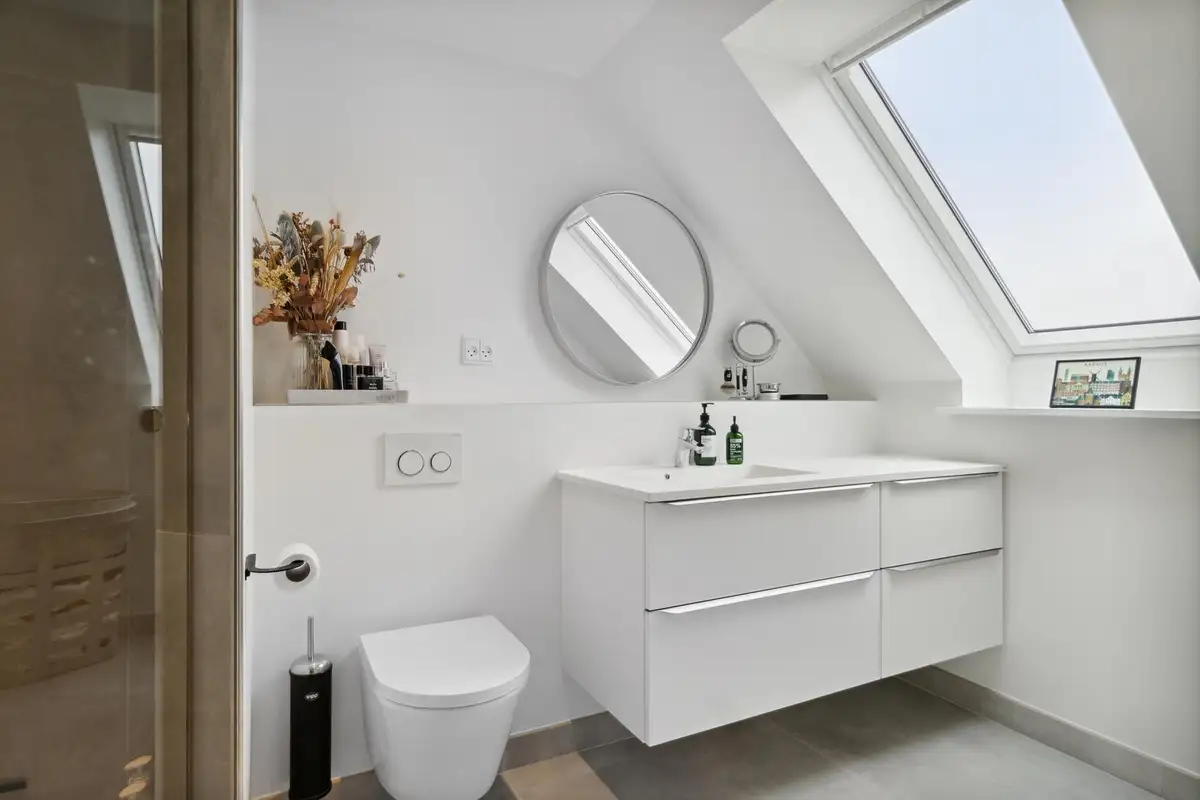 Total renovering af lejlighed, badeværelse med spejl og vask (8 af 16)