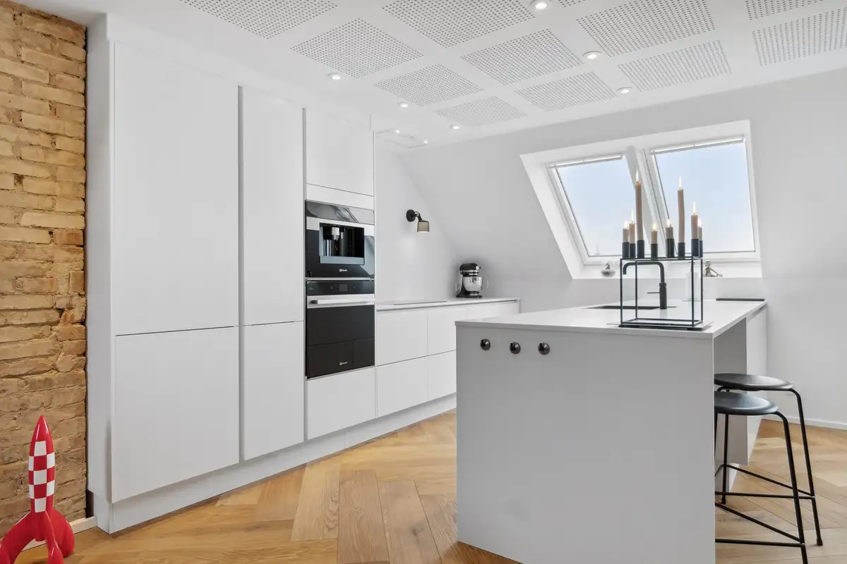 Total renovering af lejlighed, køkkenø og høje skabe (3 af 16)