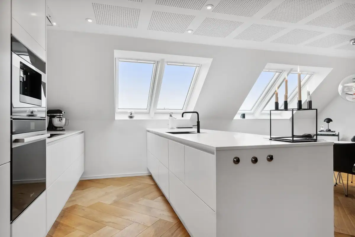 Total renovering af lejlighed, køkken med ovnsøjle og ovenlysvinduer (2 af 16)