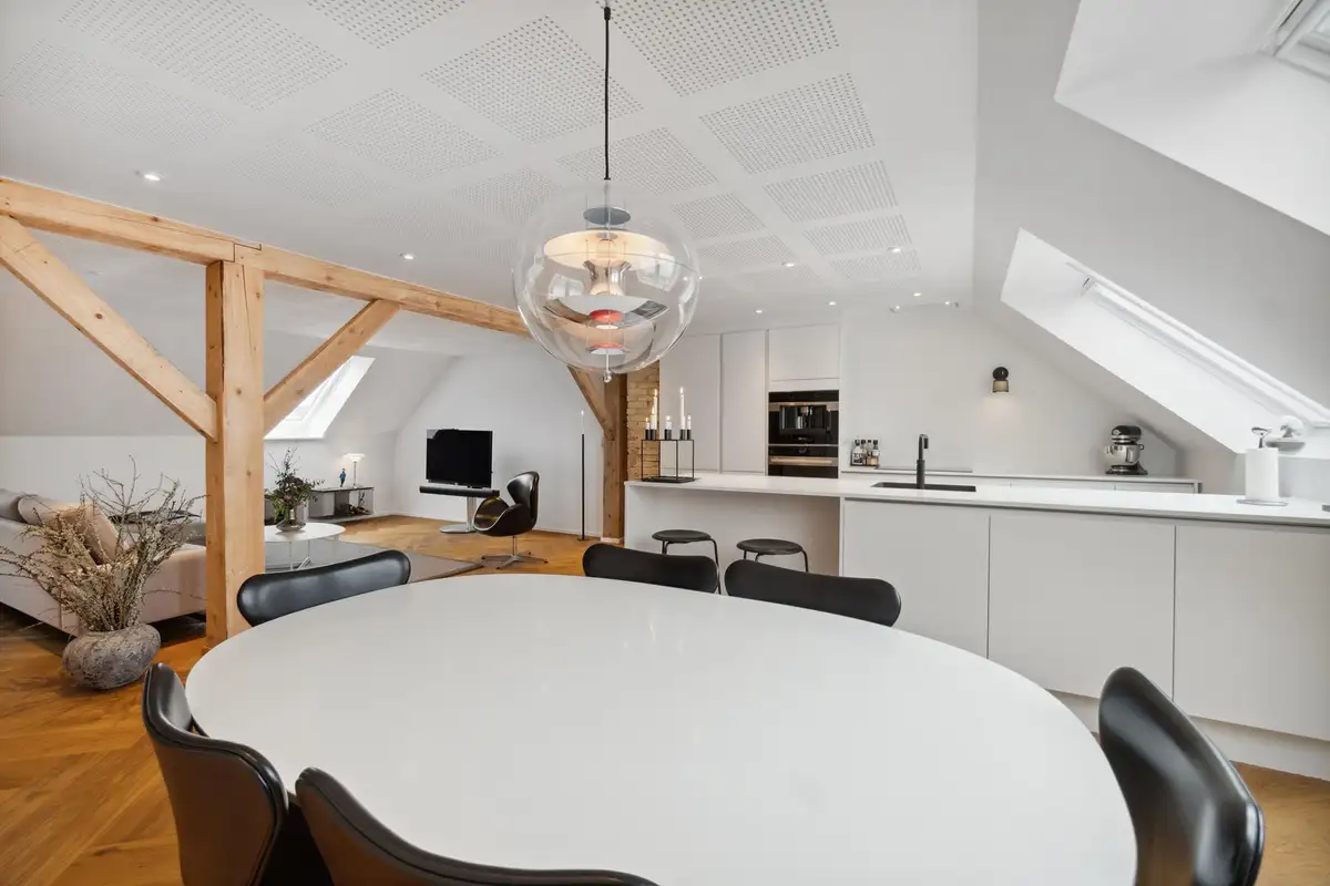 Total renovering af lejlighed, spisebord og åbent køkken under skråvæggene (1 af 16)