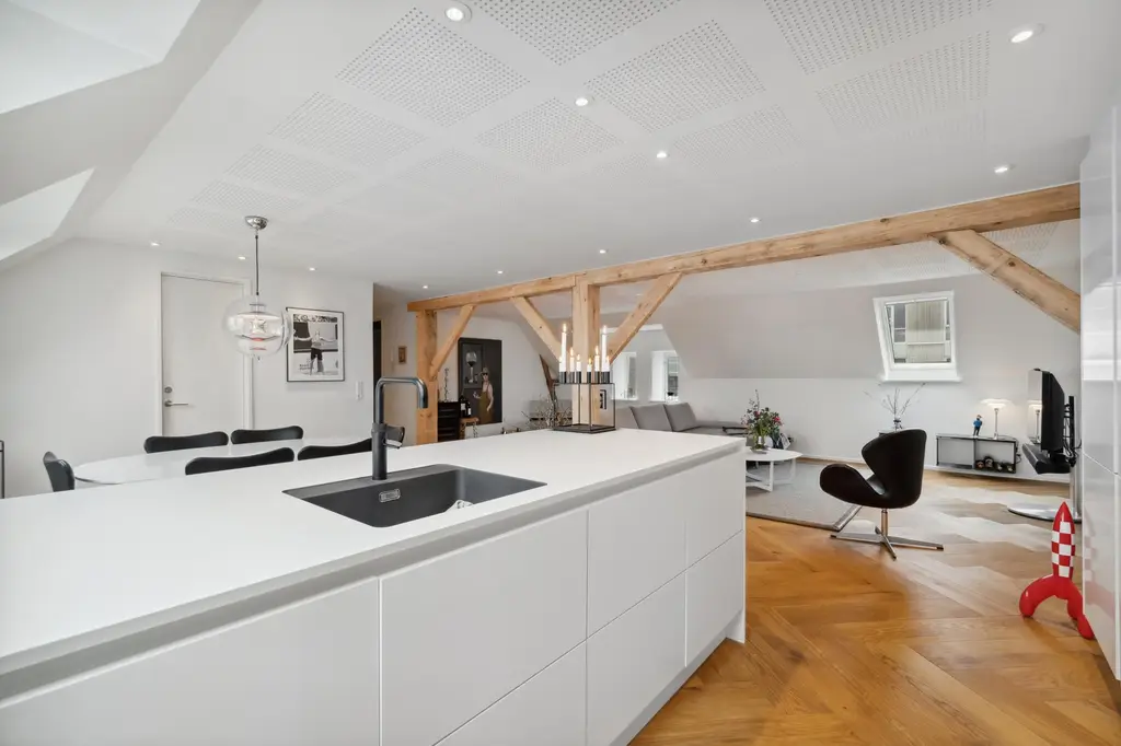 Tømrerfirma - Bech Montage ApS - Total renovering af lejlighed med køkkenø og synlige bjælker