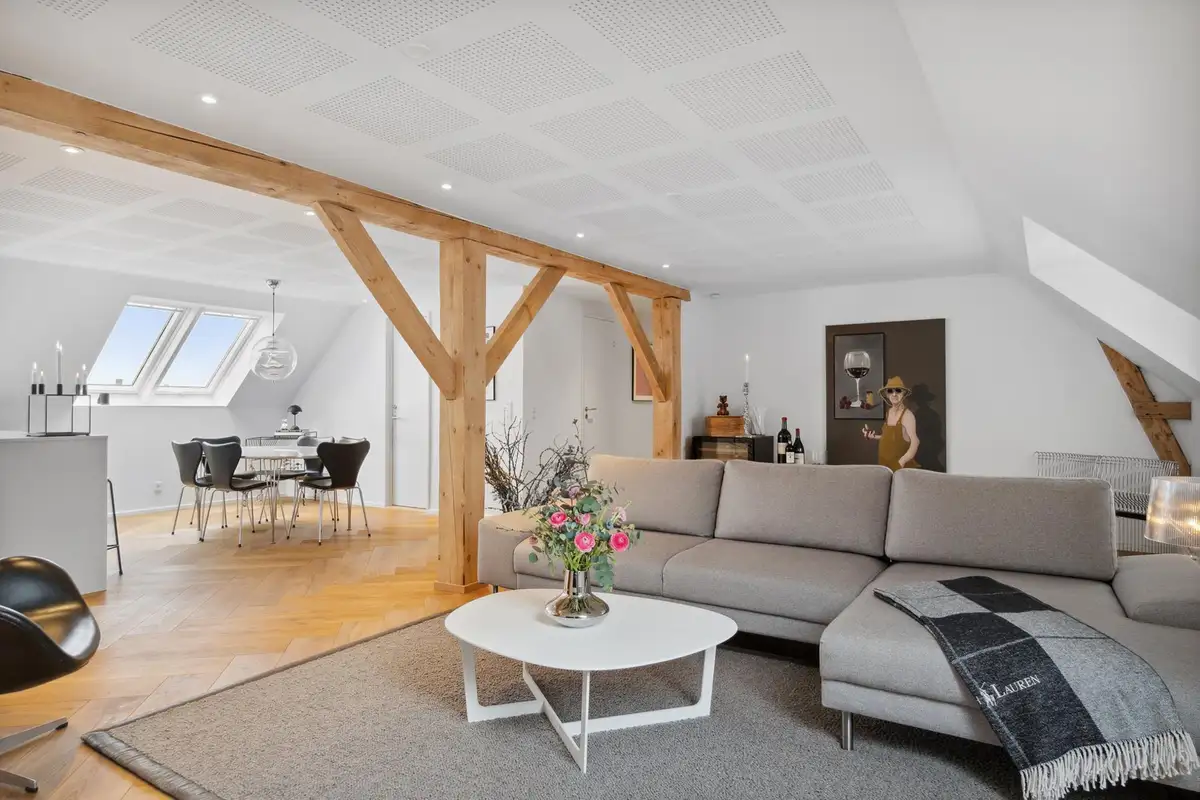 Total renovering af lejlighed, stue med sofa og sofabord (14 af 16)