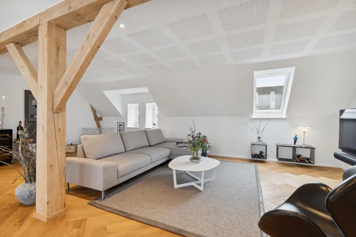 Total renovering af lejlighed, stue med bjælker og sofagruppe (13 af 16)