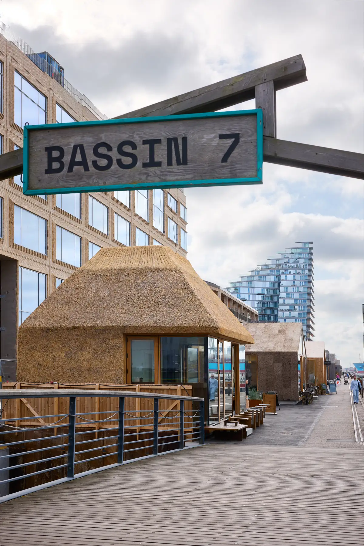 Bassin 7, Aarhus Ø: «De fritliggende» med stråtag ved havnen